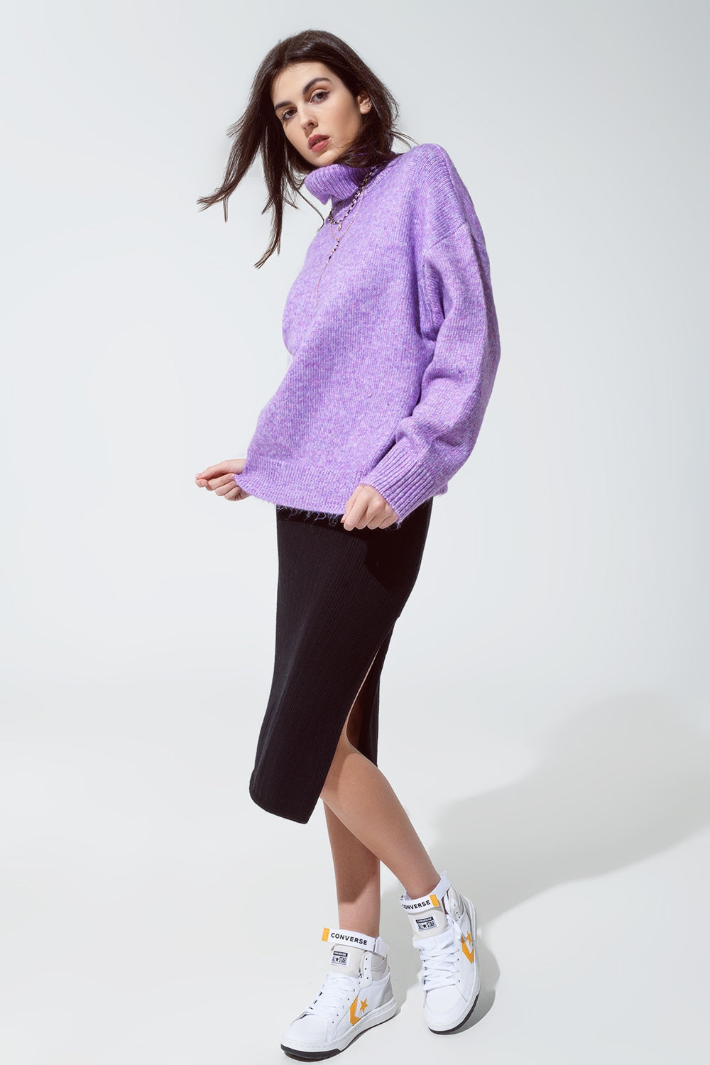 Maglione viola con collo alto