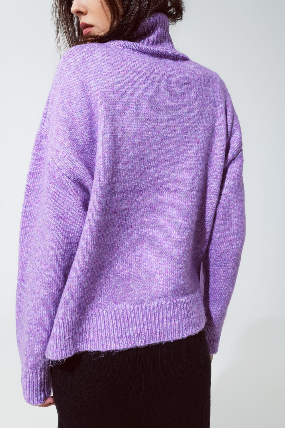 Maglione viola con collo alto
