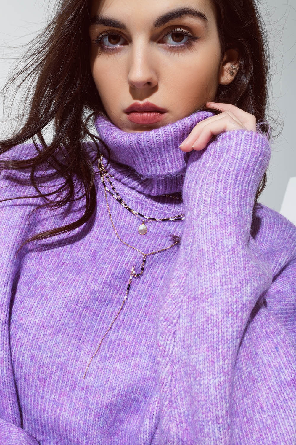 Maglione viola con collo alto