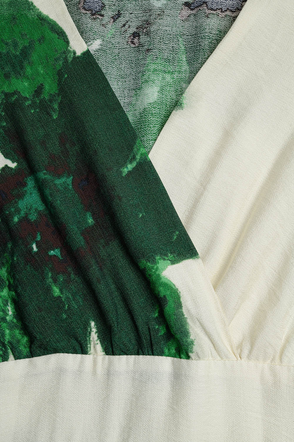 Maxi abito avvolgente beige con stampa floreale tropicale verde e maniche lunghe