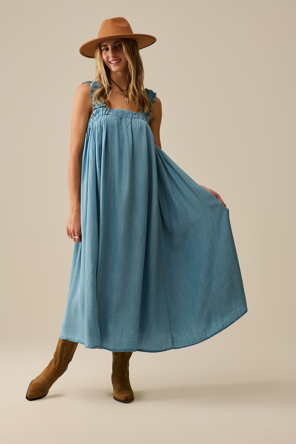 Maxi abito azzurro con spalline arricciate in tessuto tencel