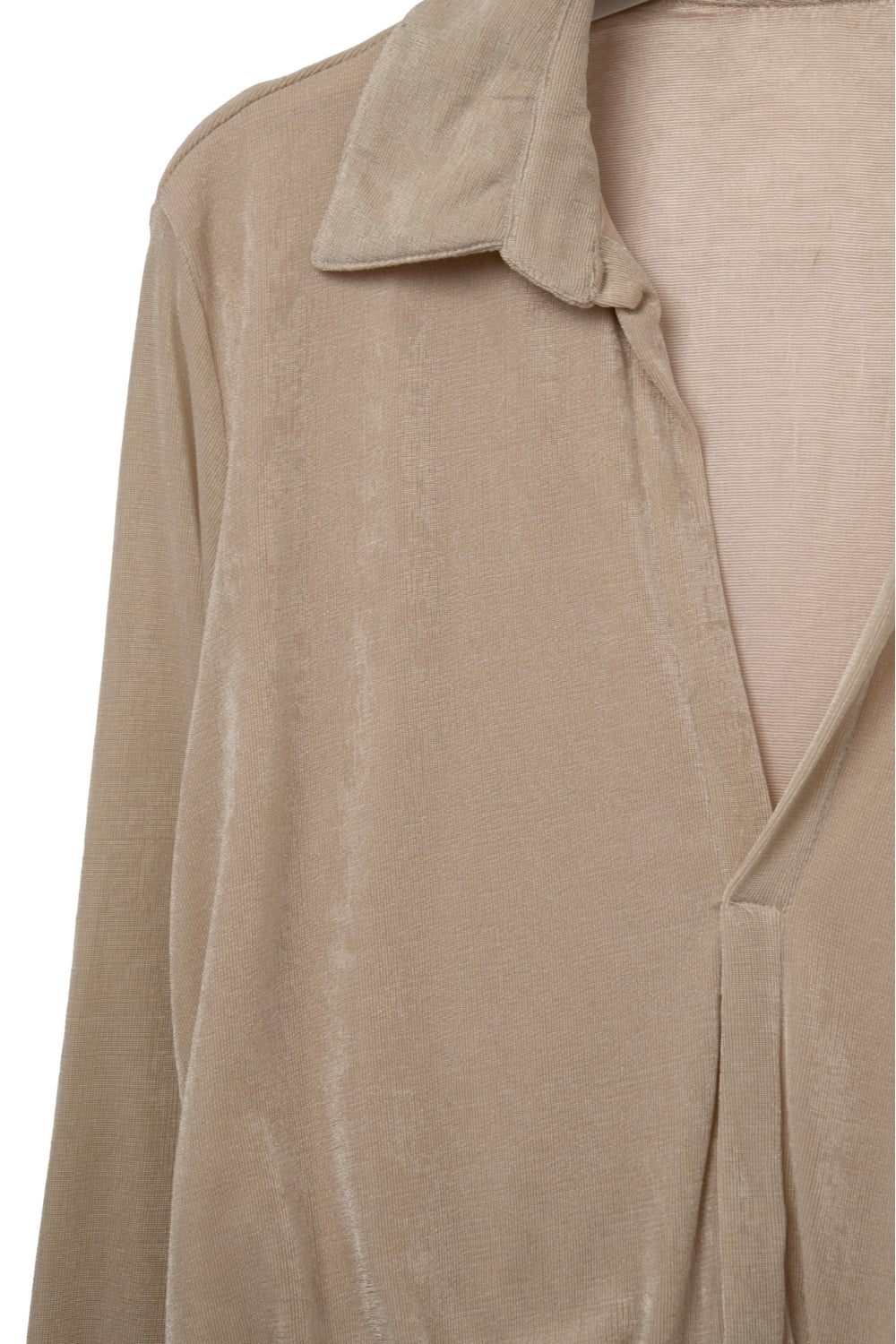 Maxi abito beige con maniche lunghe e collo alto