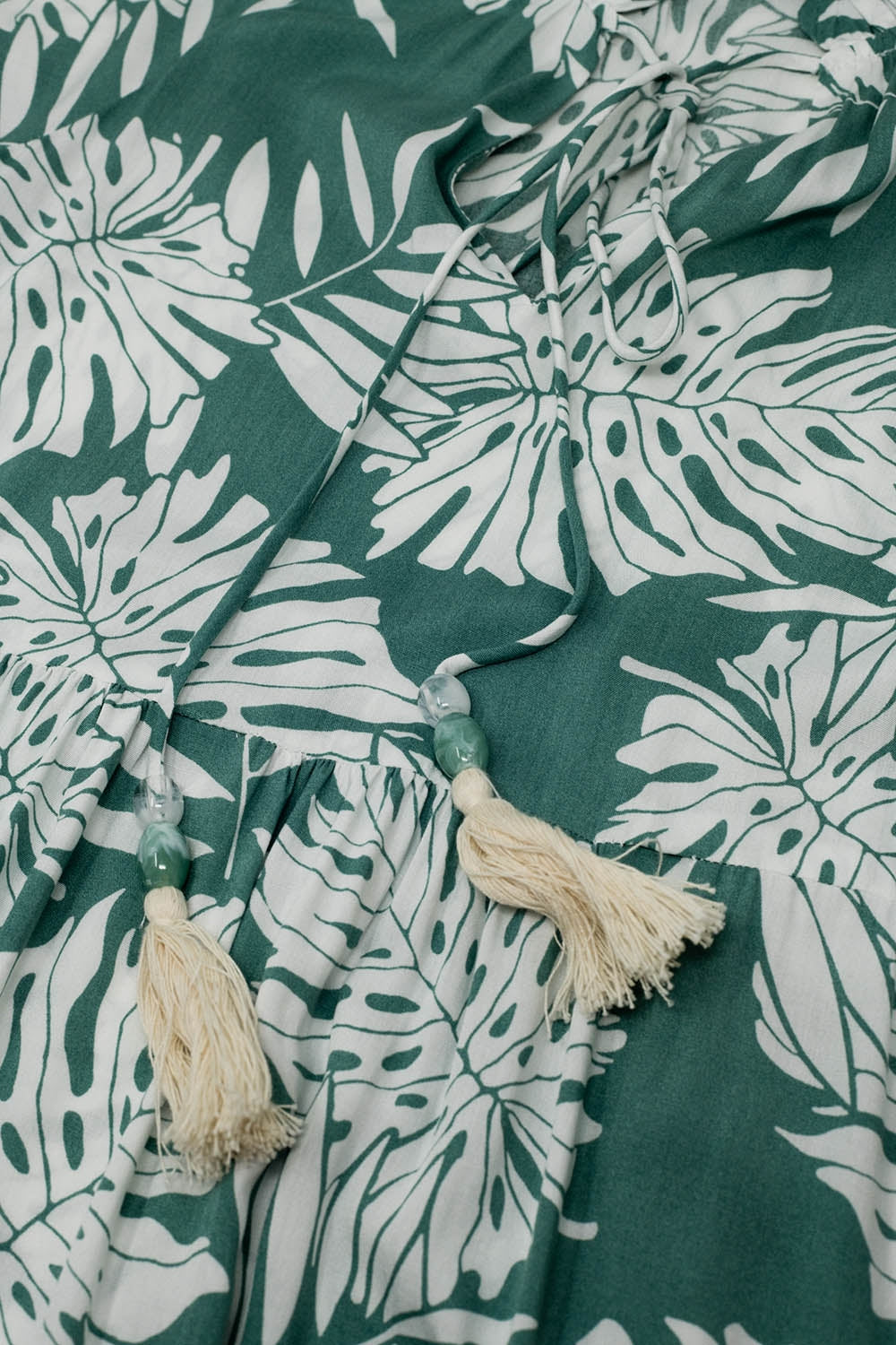 Maxi abito boho con maniche a palloncino e stampa a foglie in verde