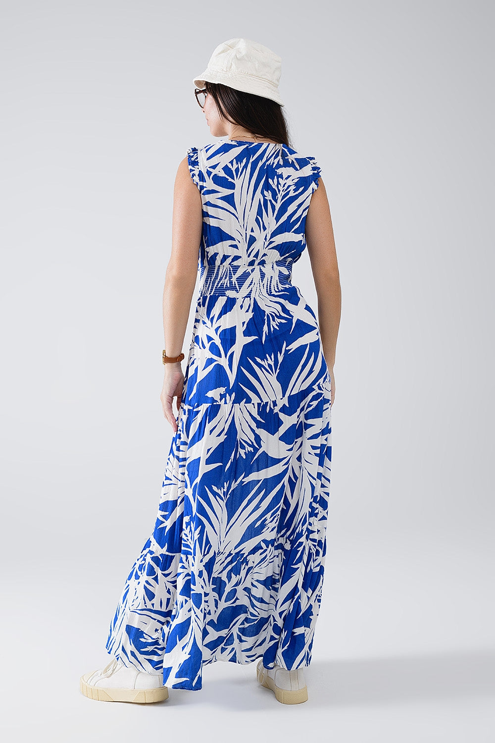 Maxi abito con stampa tropicale e scollo a V con spacco in blu
