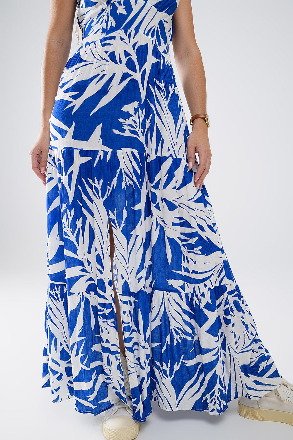 Maxi abito con stampa tropicale e scollo a V con spacco in blu