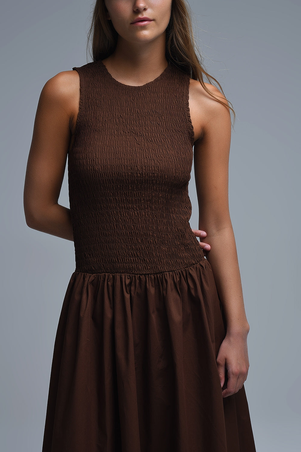 Maxi abito in popeline smocked marrone