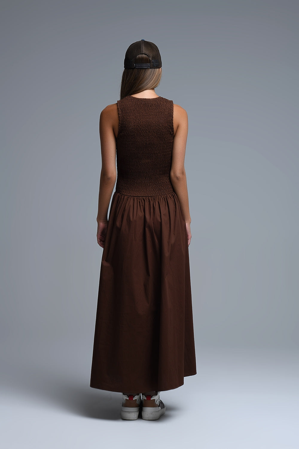 Maxi abito in popeline smocked marrone