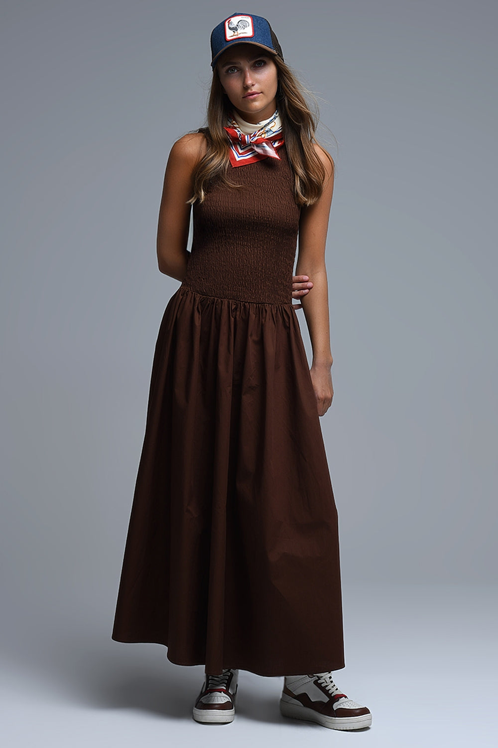 Maxi abito in popeline smocked marrone