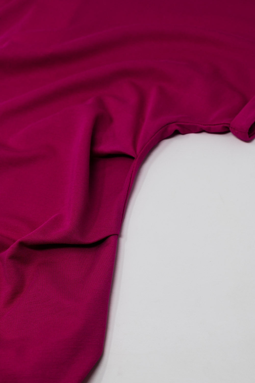 Maxi abito in viscosa fucsia con drappeggio laterale