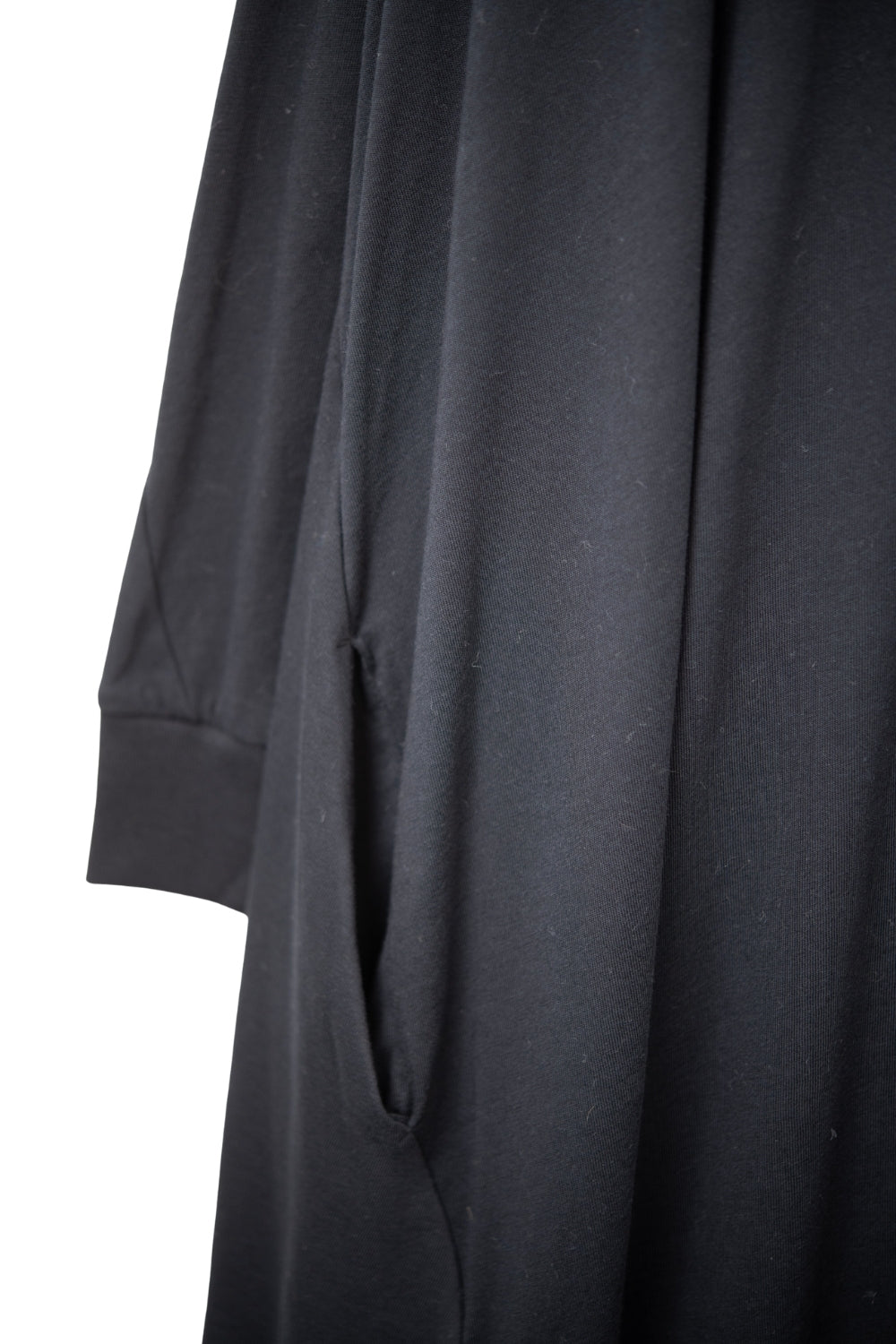 Maxi abito nero con maniche lunghe e orlo asimmetrico