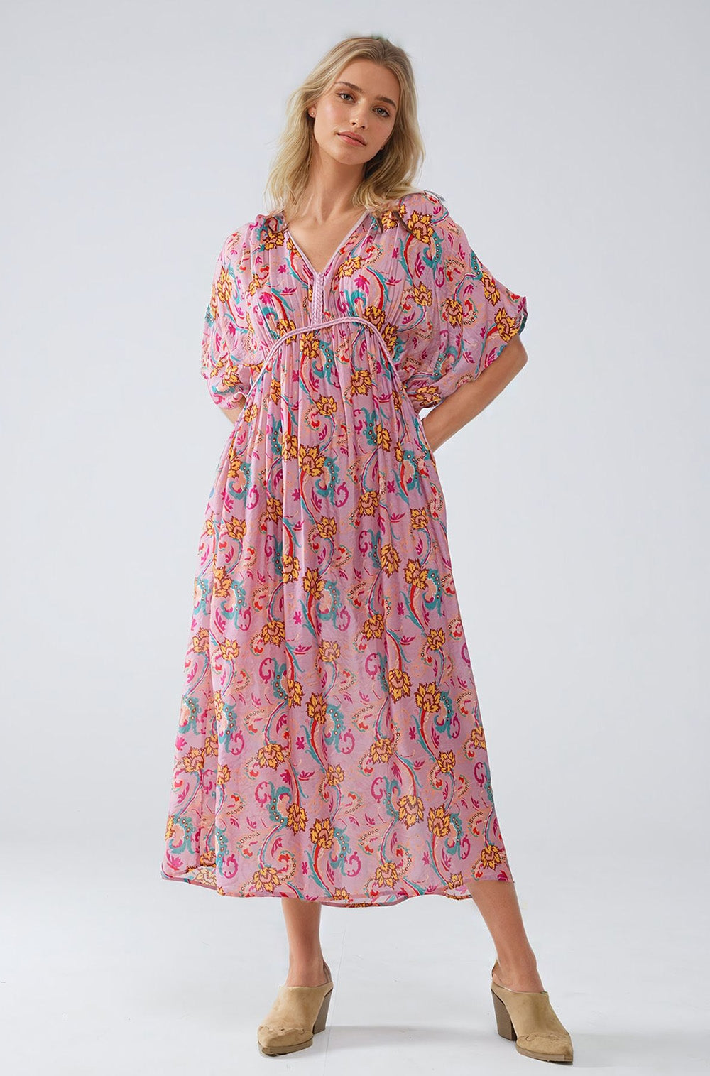 Maxi abito rosa con cuciture a treccia e stampa a fiori