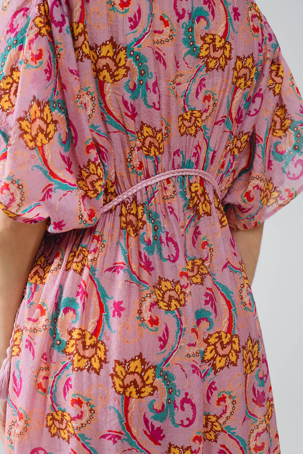 Maxi abito rosa con cuciture a treccia e stampa a fiori
