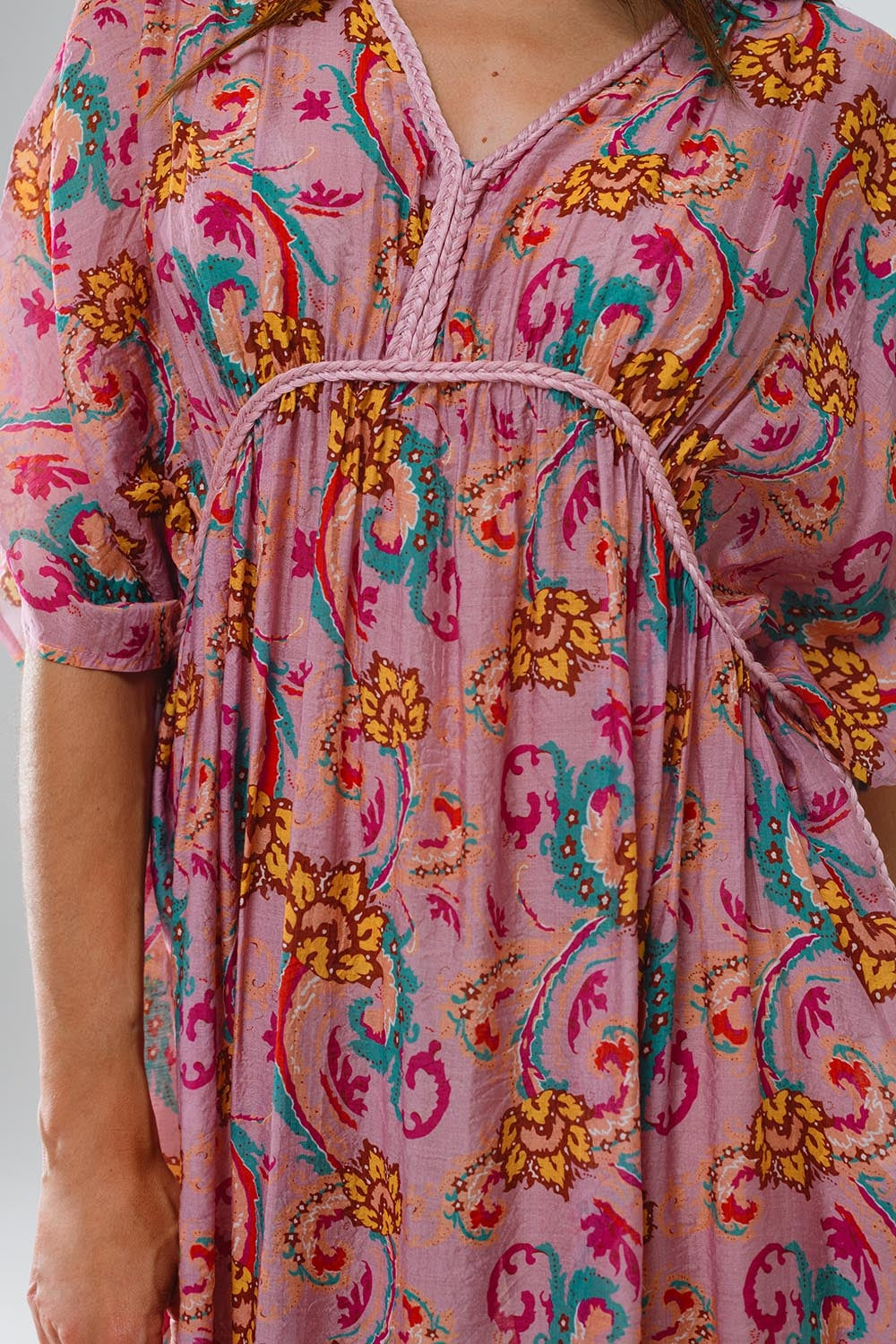 Maxi abito rosa con cuciture a treccia e stampa a fiori