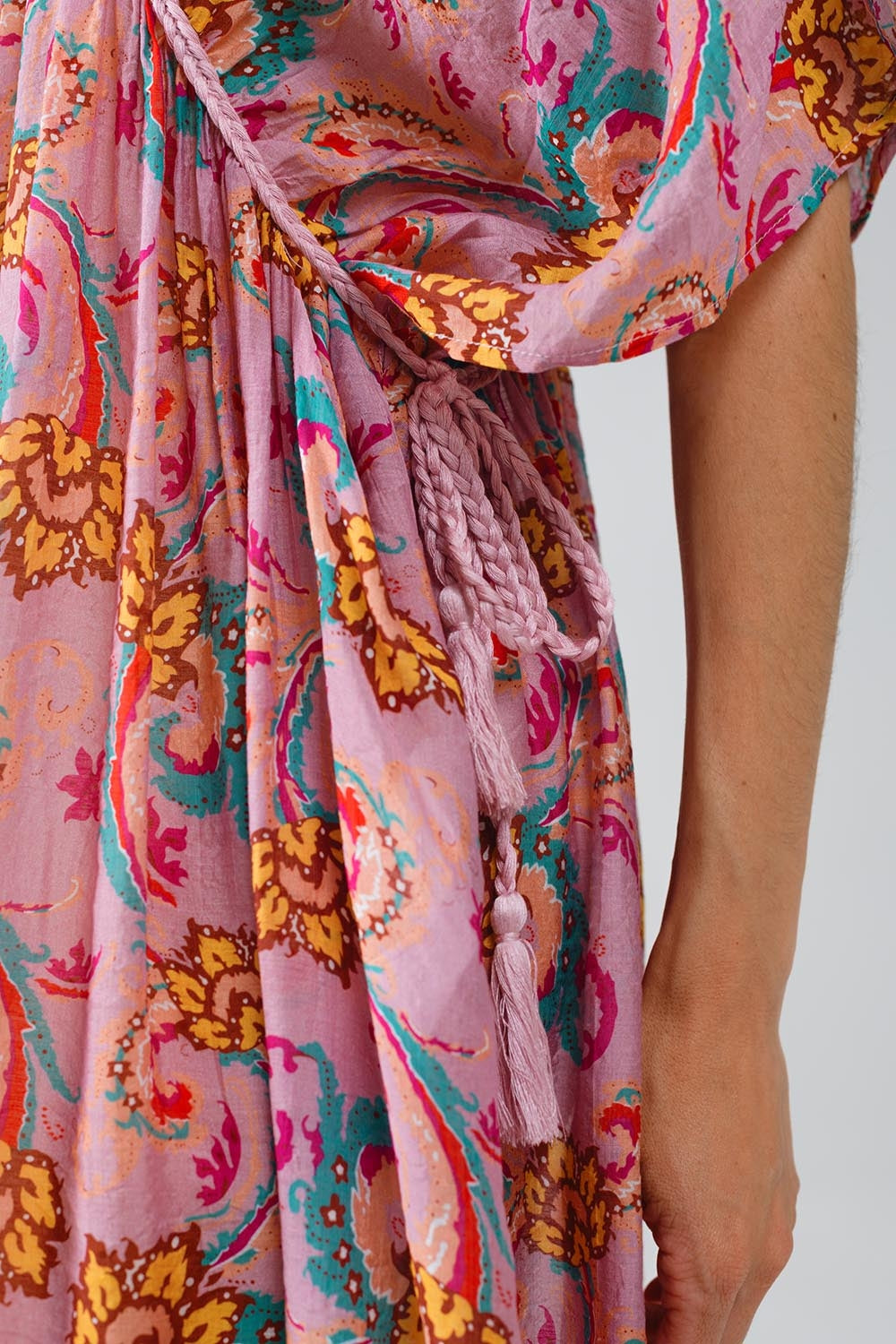 Maxi abito rosa con cuciture a treccia e stampa a fiori