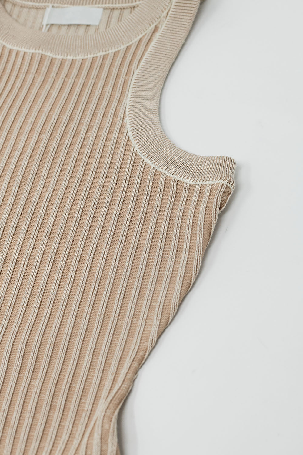 Maxi abito senza maniche a costine con aletta in beige