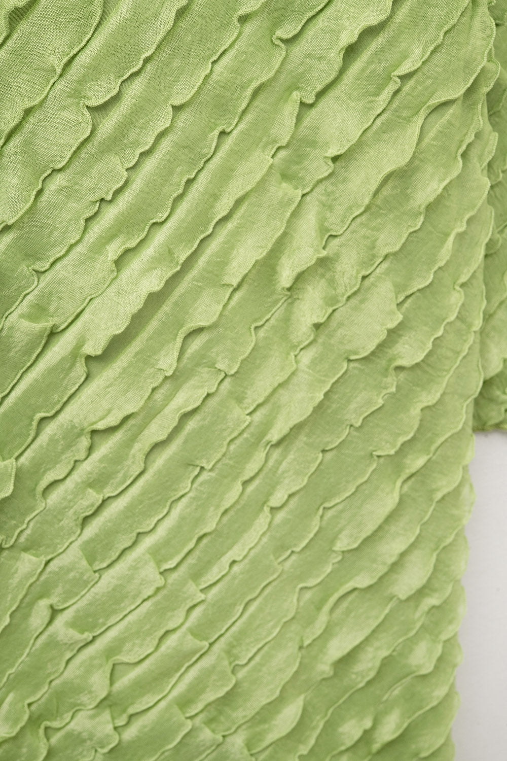Maxi abito verde con mini-arruffatura in sbieco