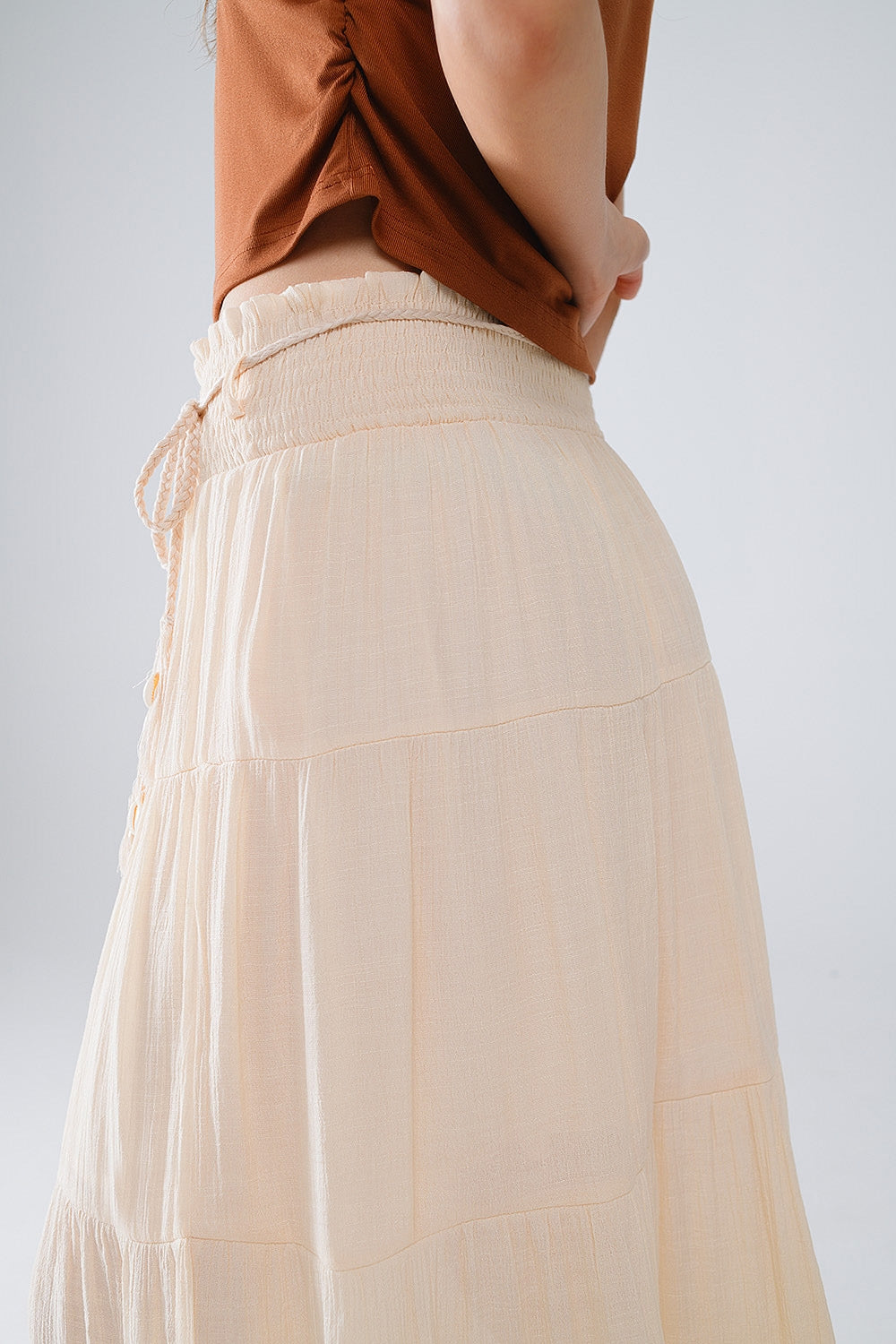 Maxi gonna a strati in beige con vita elastica e dettagli a conchiglia