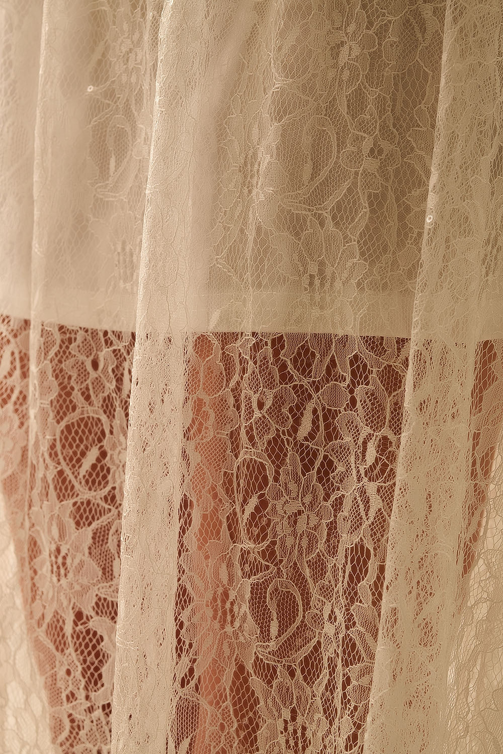 Maxi gonna in pizzo bianco con dettagli in paillettes
