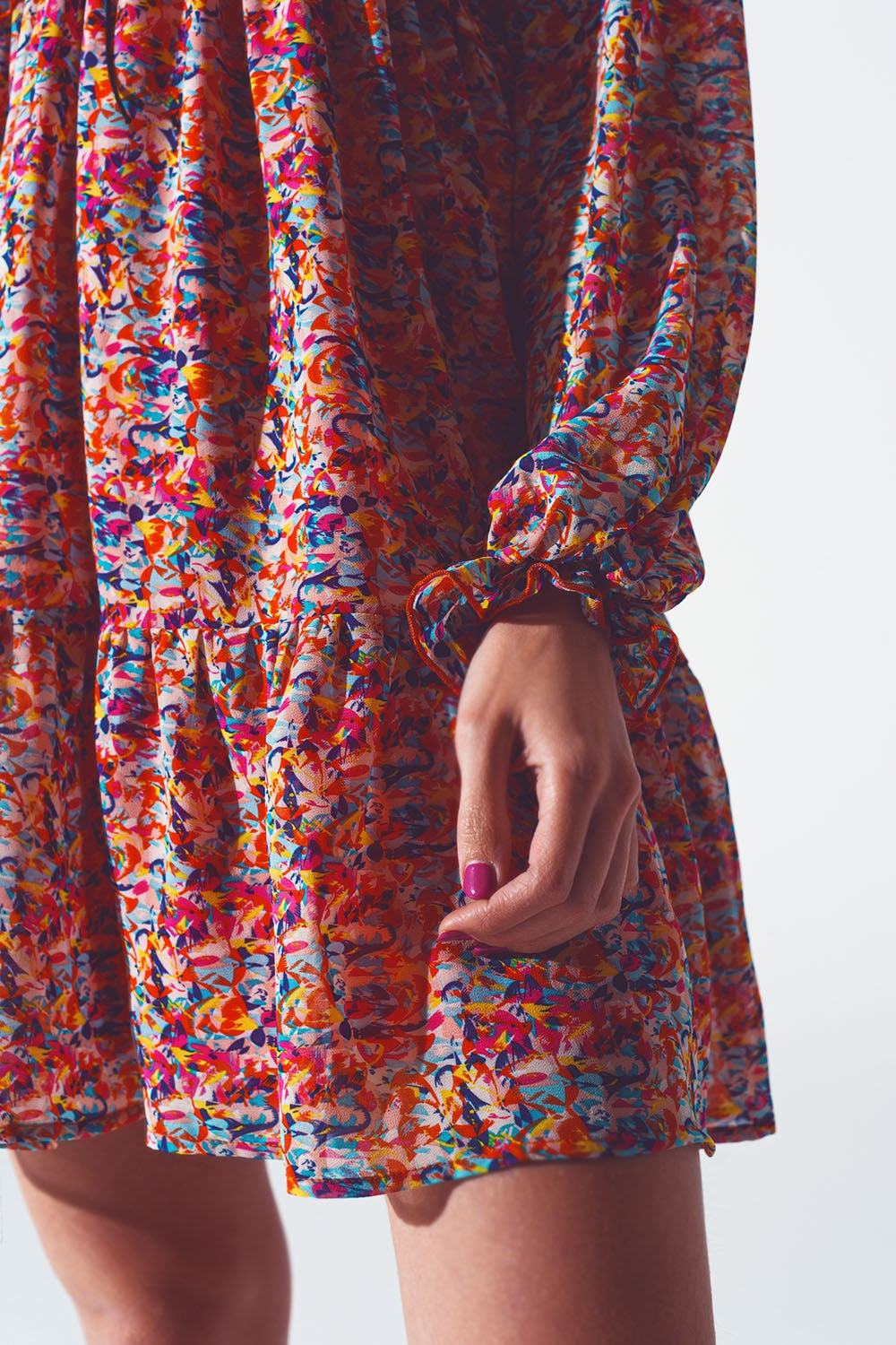 Mini abito floreale con scollo a V in multicolore