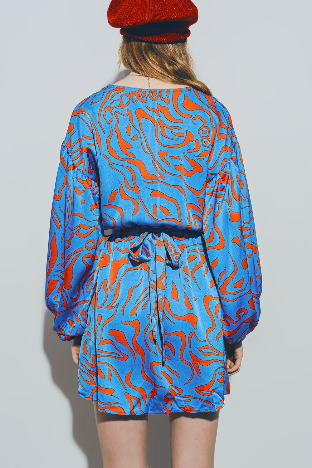 Mini abito in raso con scollo a V in blu
