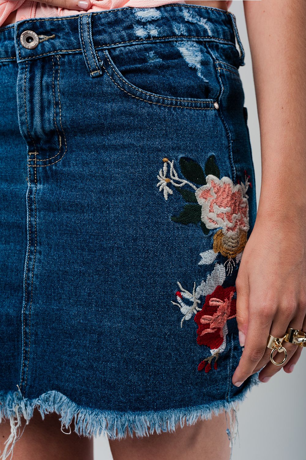 Mini gonna denim con fiori ricamati