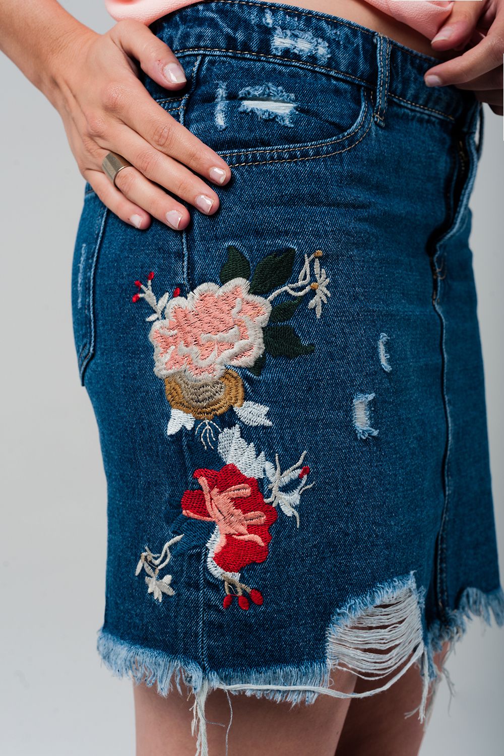 Mini gonna denim con fiori ricamati