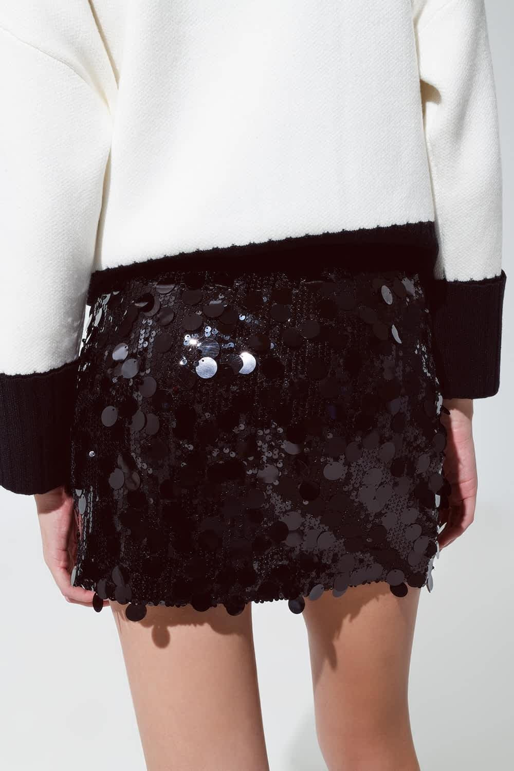 Minigonna con grandi paillettes in nero