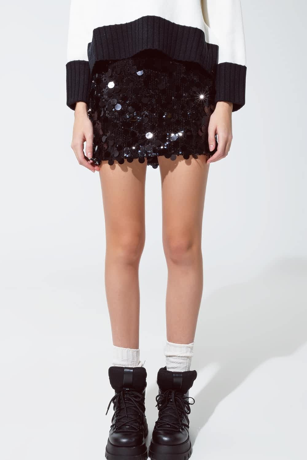 Minigonna con grandi paillettes in nero