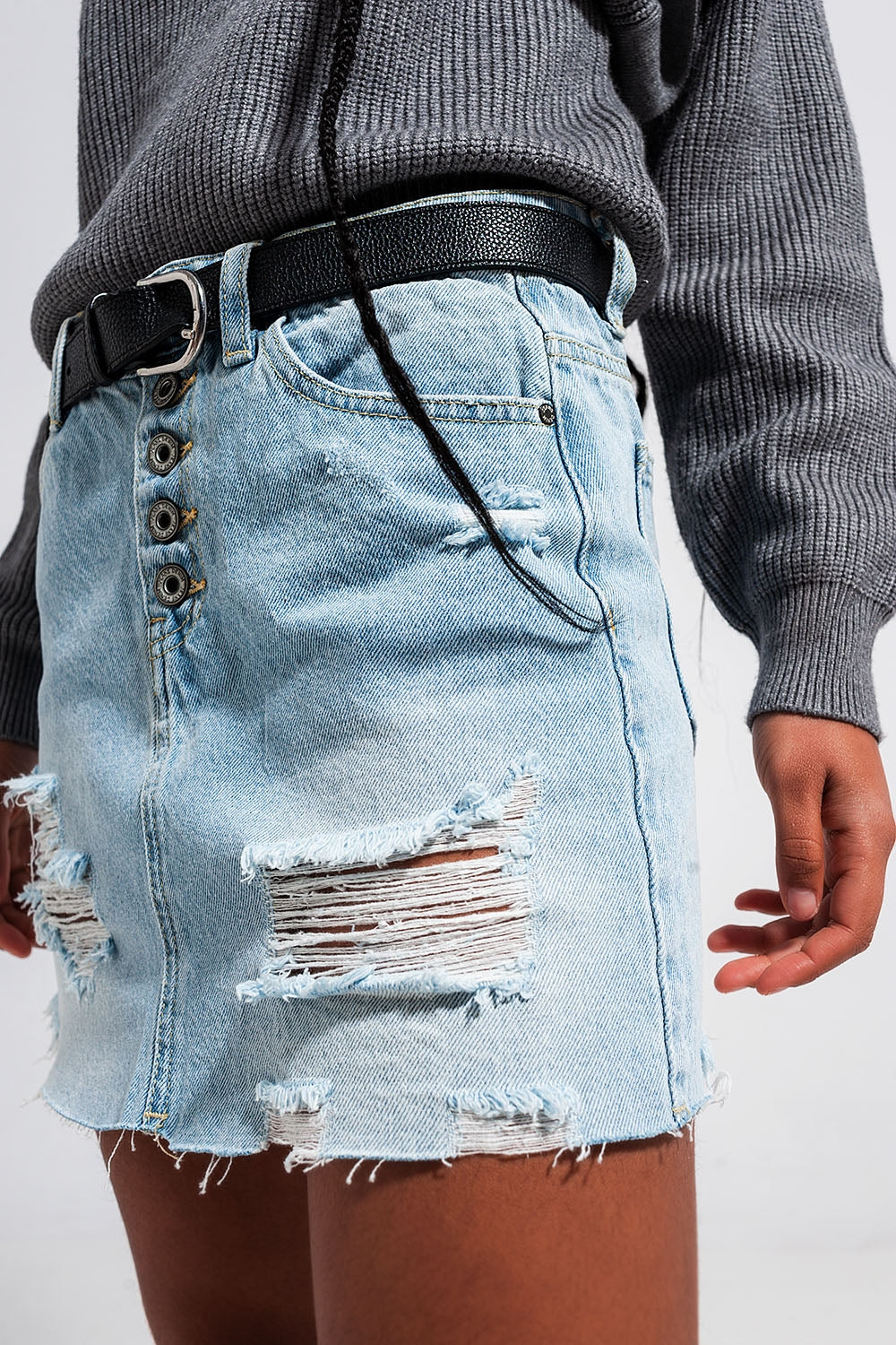 Minigonna di jeans con bottoni blu chiaro