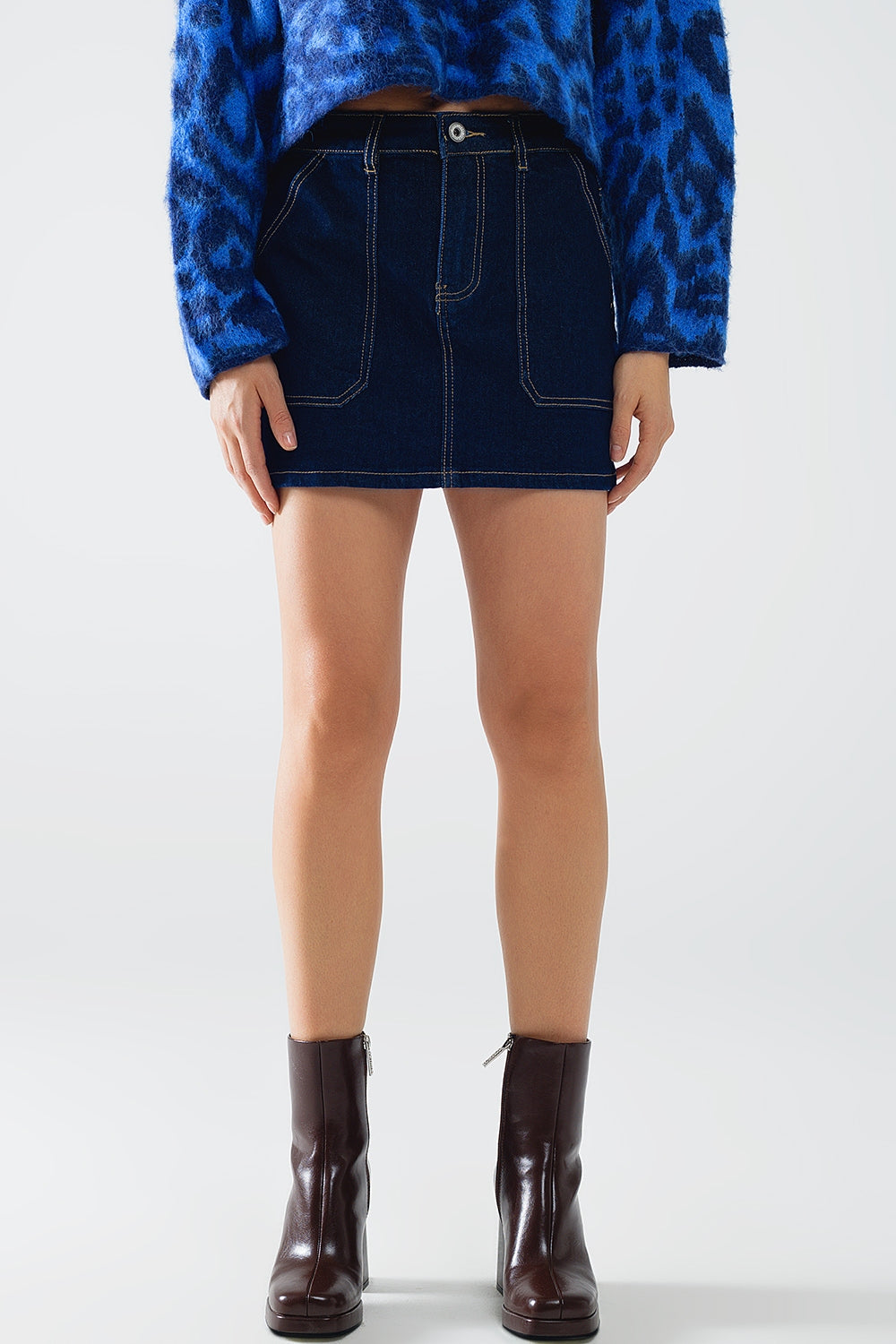 Q2 Minigonna in denim lavaggio scuro con tasche anteriori