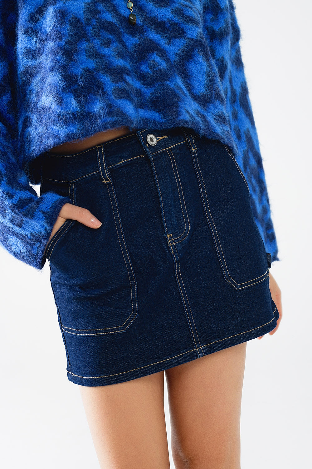 Minigonna in denim lavaggio scuro con tasche anteriori
