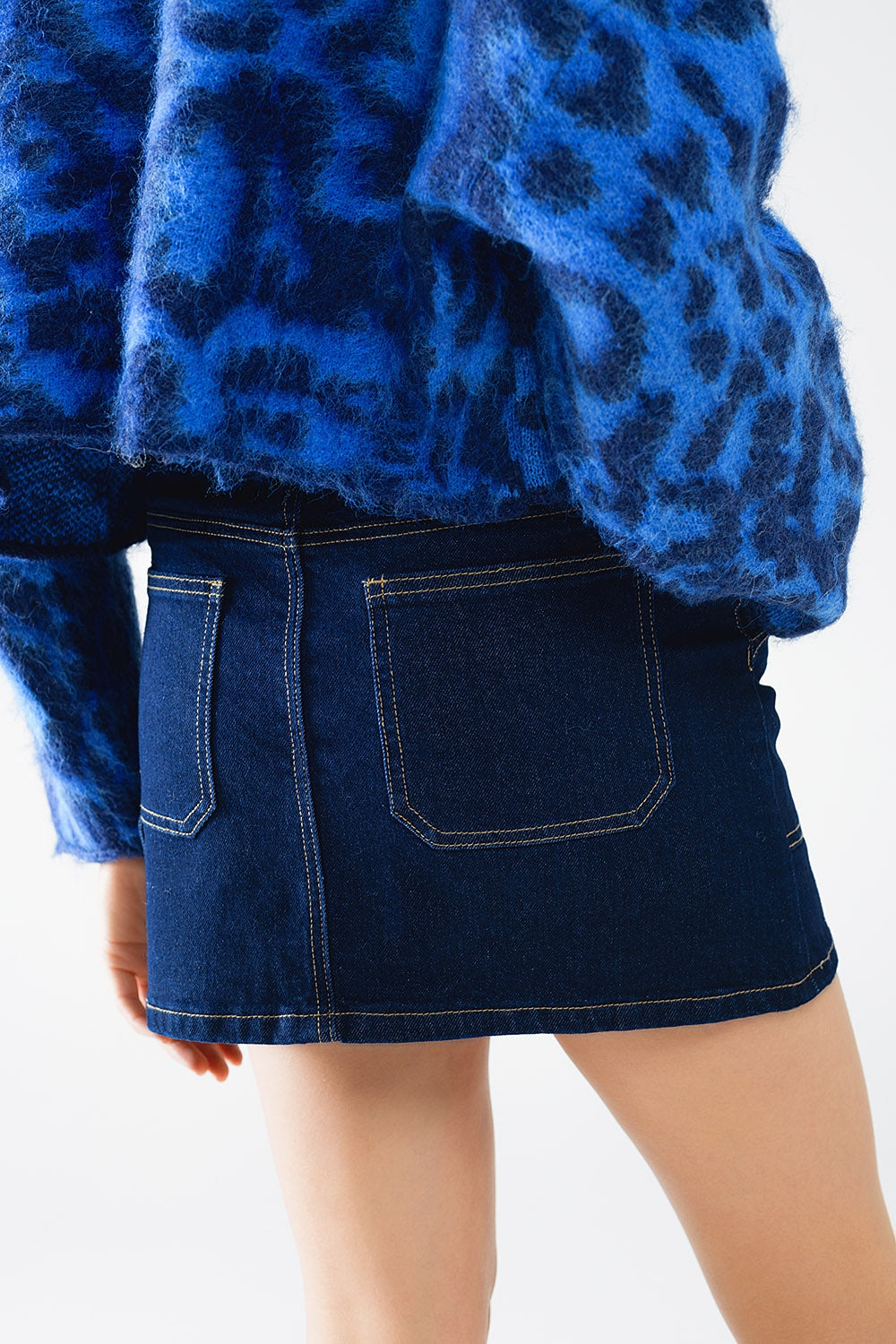 Minigonna in denim lavaggio scuro con tasche anteriori