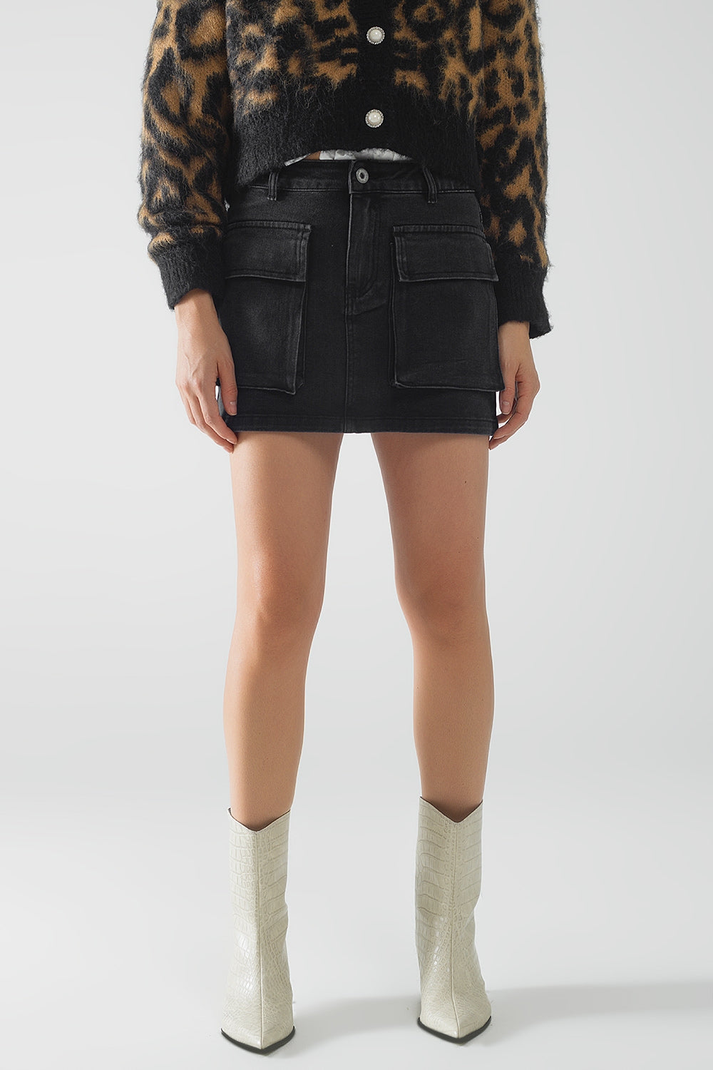 Q2 Minigonna in denim nero con tasche cargo