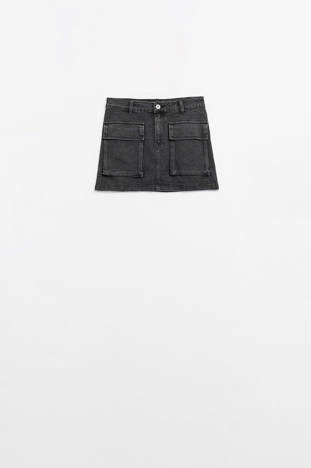 Minigonna in denim nero con tasche cargo