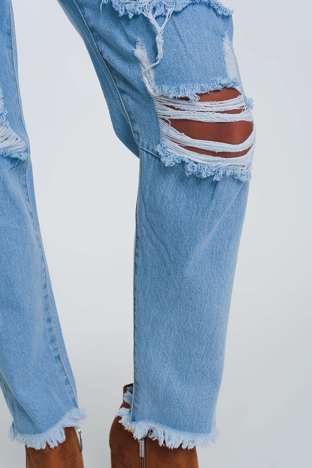 Mom jeans a vita alta a azzurro con strappi al ginocchio