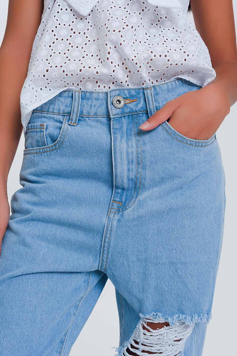 Mom jeans a vita alta a azzurro con strappi al ginocchio