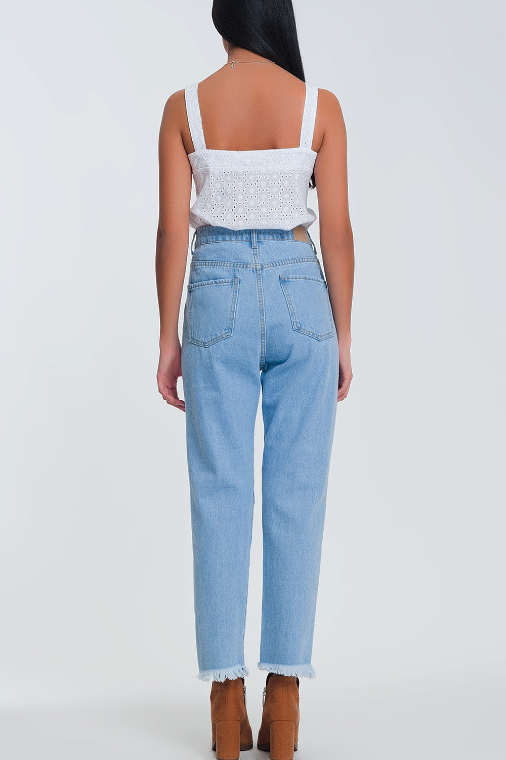 Mom jeans a vita alta a azzurro con strappi al ginocchio