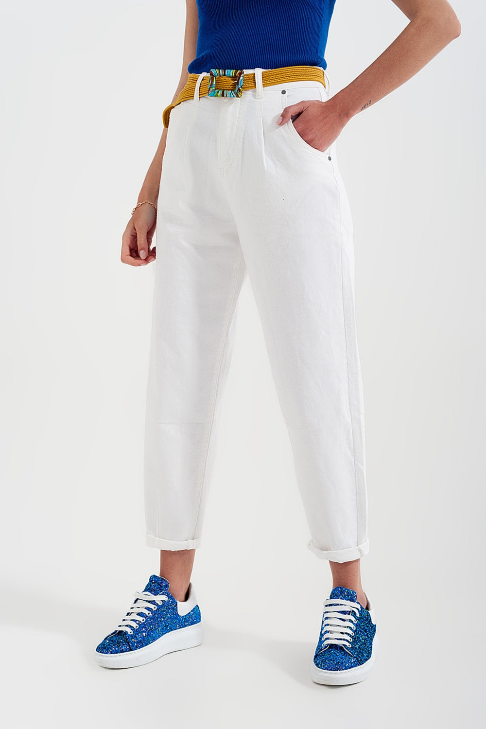Mom jeans a vita alta con pieghe sul davanti in bianco