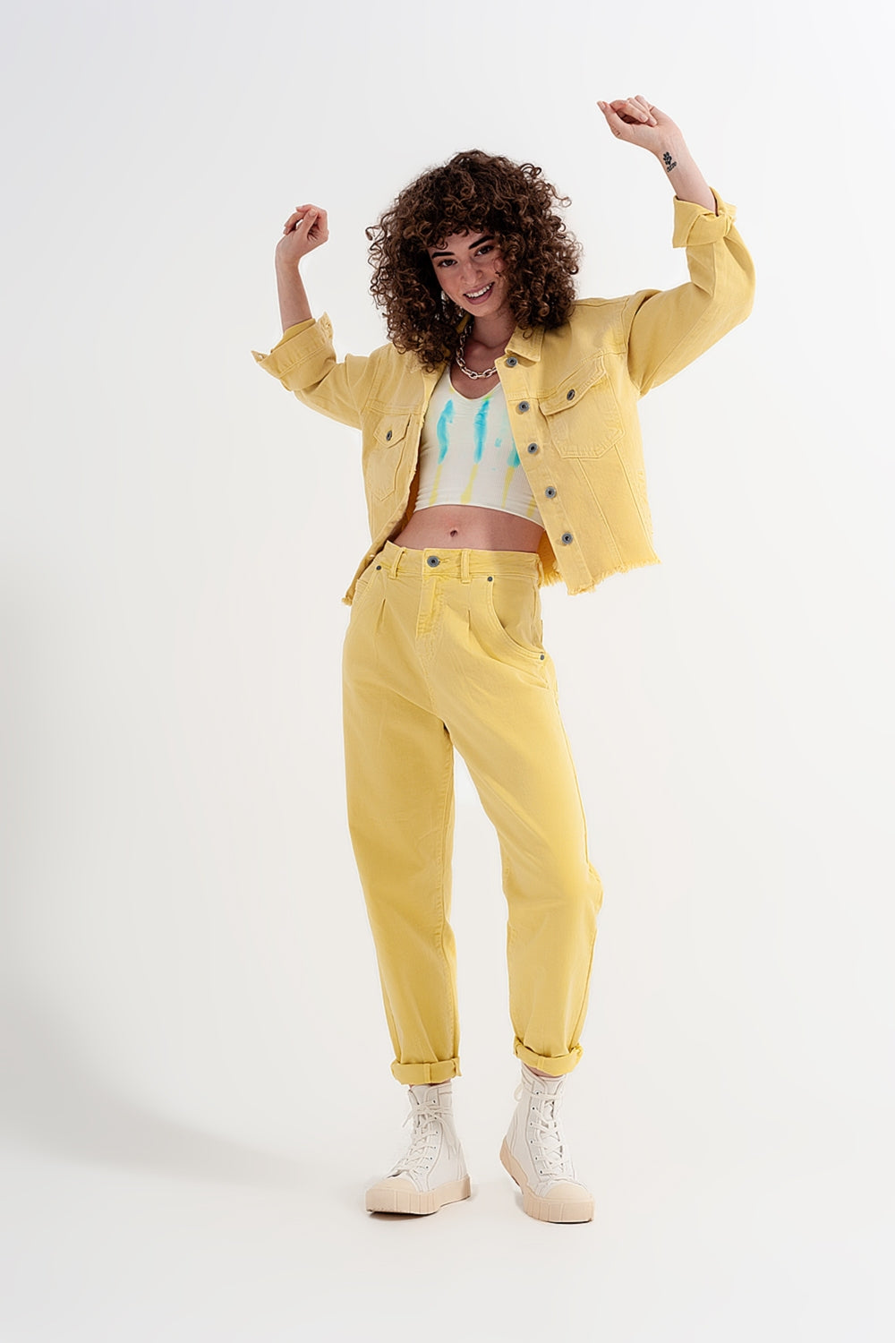 Mom jeans a vita alta con pieghe sul davanti in giallo