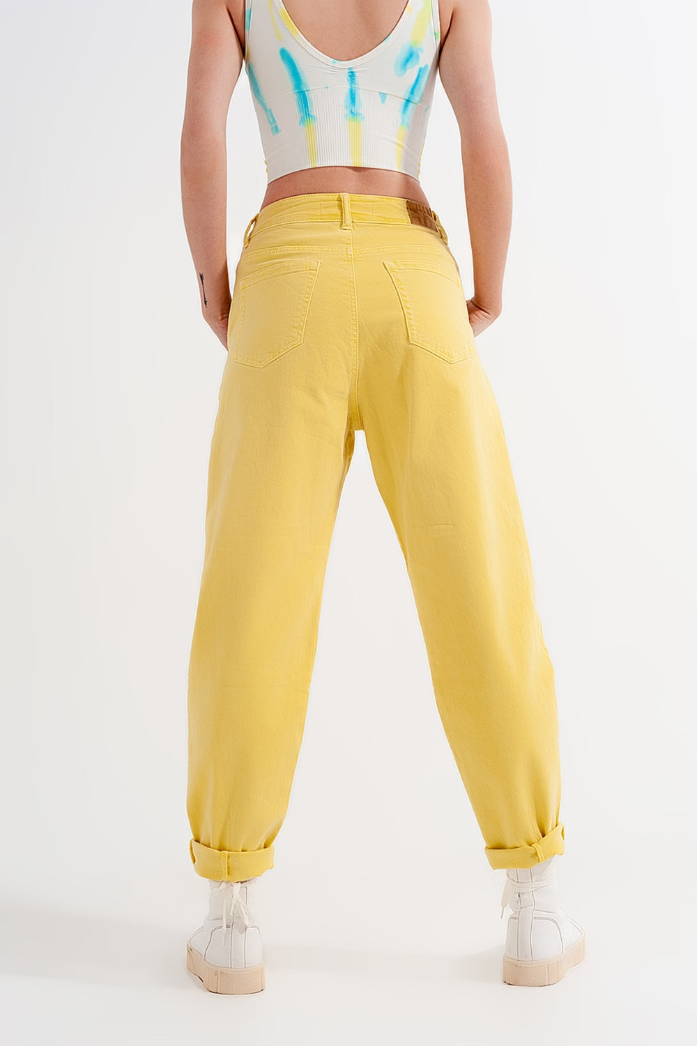 Mom jeans a vita alta con pieghe sul davanti in giallo