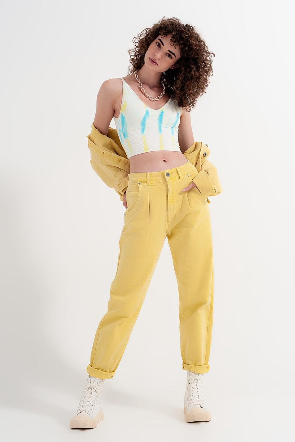 Mom jeans a vita alta con pieghe sul davanti in giallo