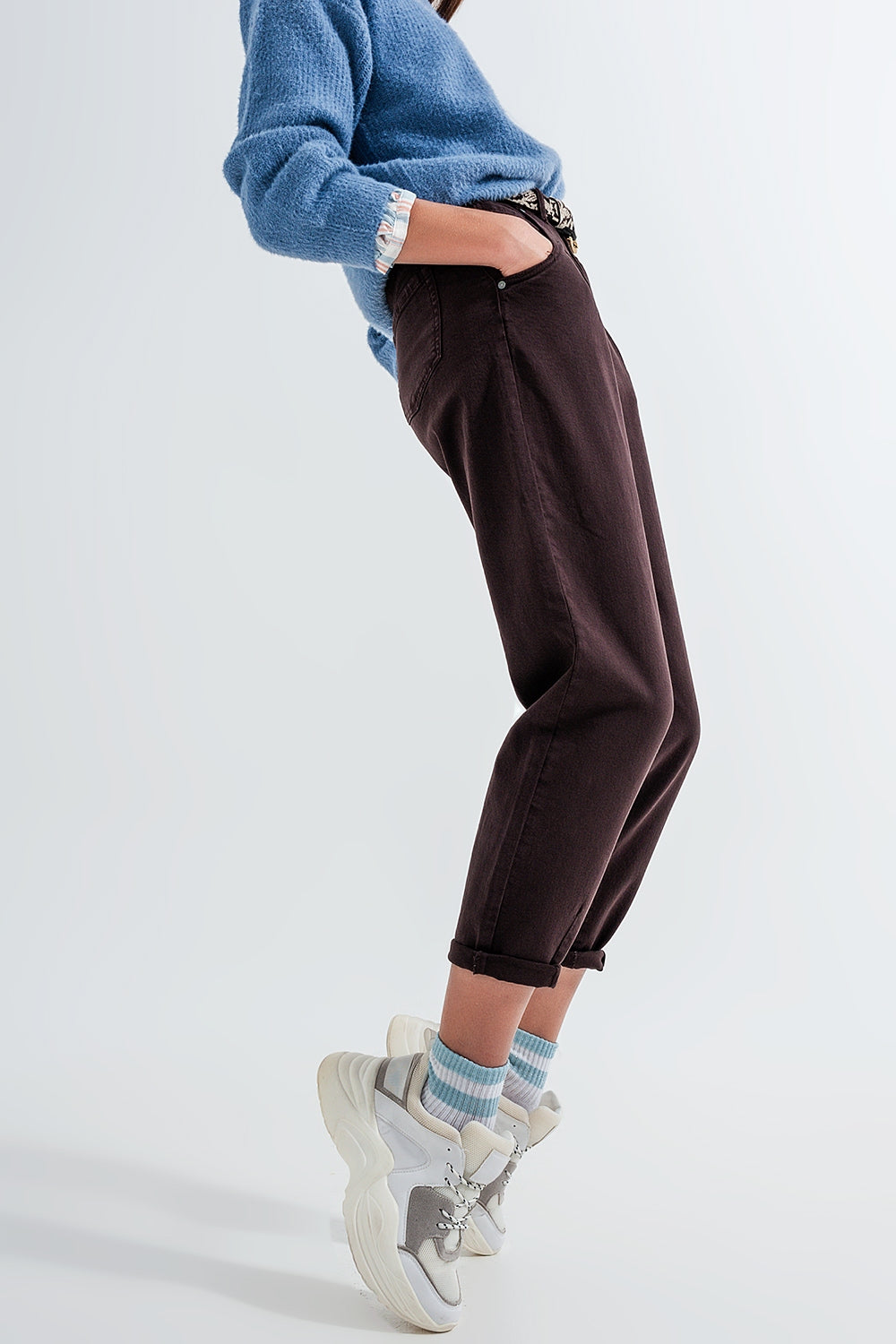 Mom jeans a vita alta con pieghe sul davanti in marrone