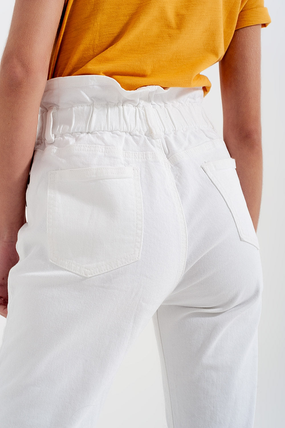 Mom jeans con cintura elasticizzata paperbag bianco