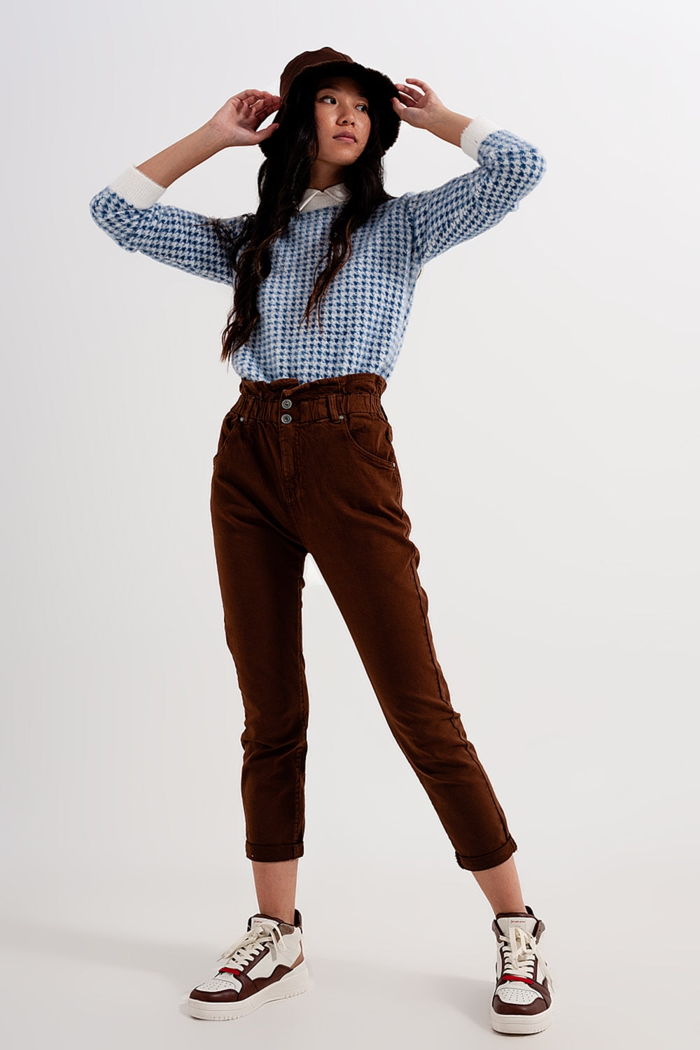 Mom jeans con cintura elasticizzata paperbag marrone