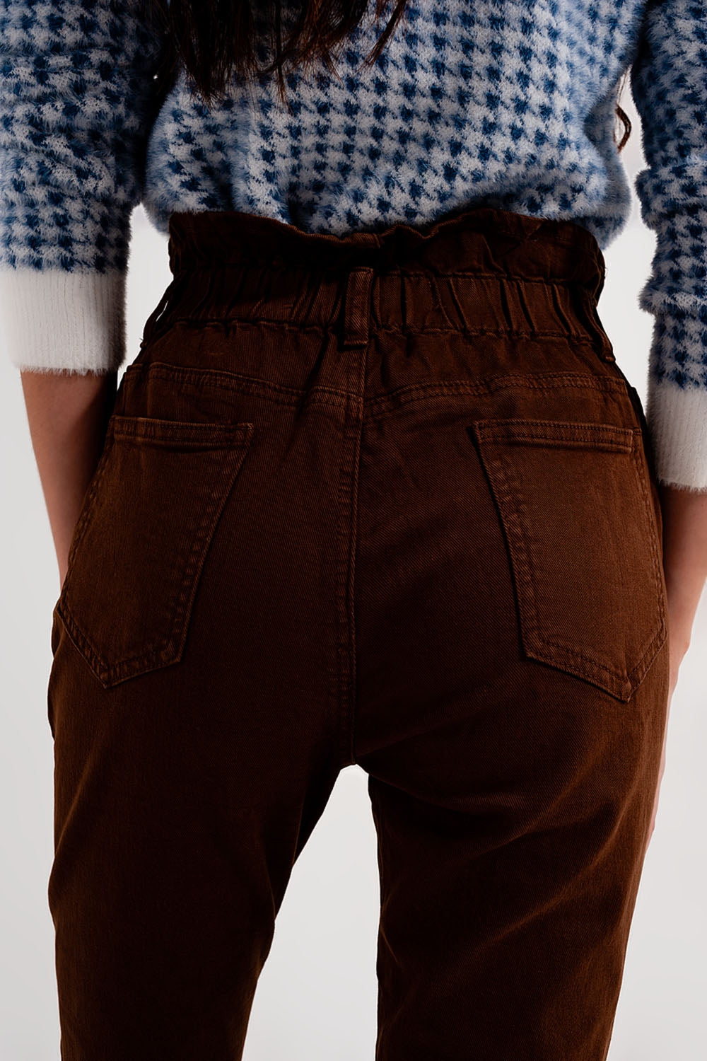 Mom jeans con cintura elasticizzata paperbag marrone