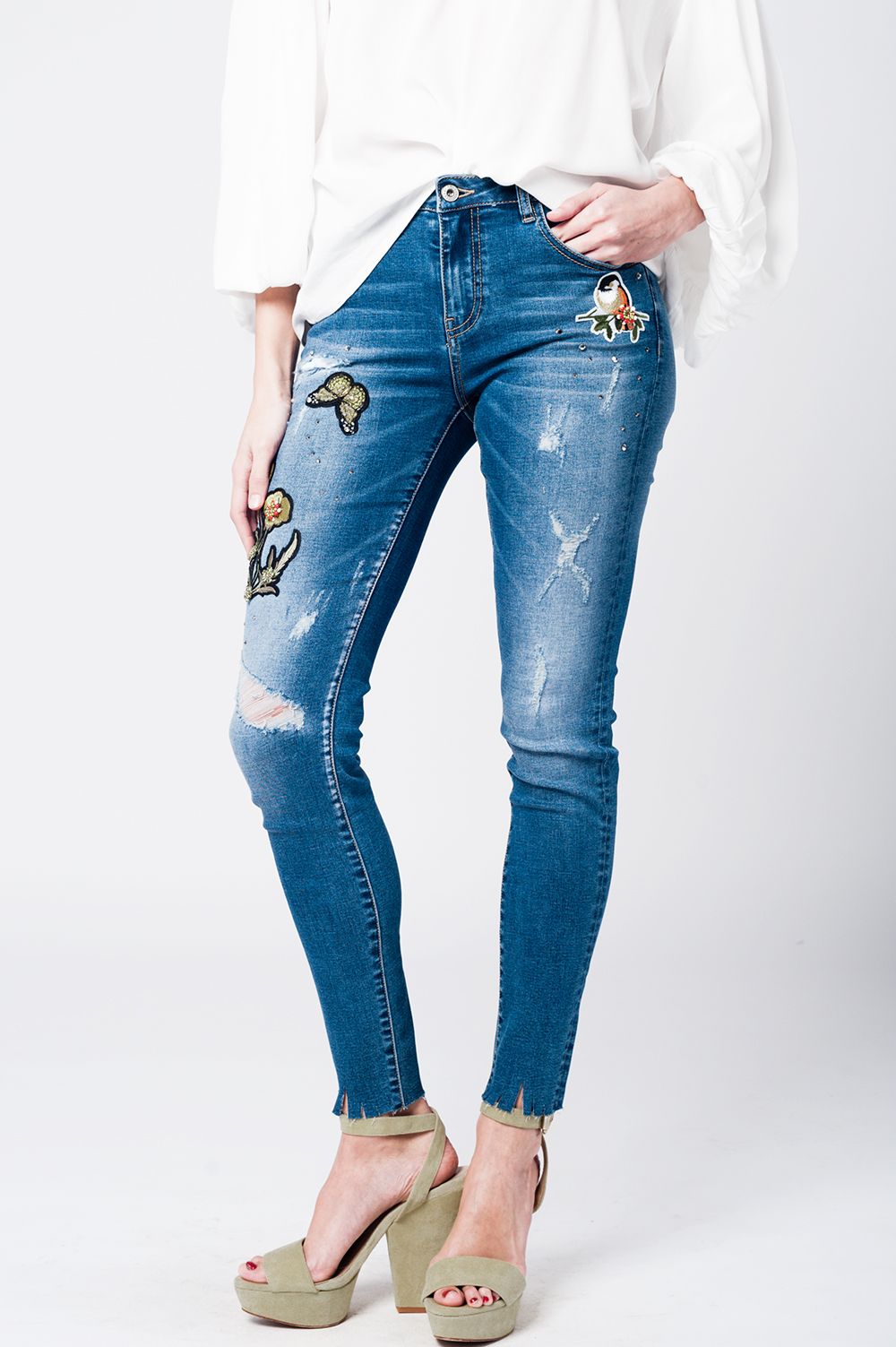 Mom jeans con le patch ricamate e strappi