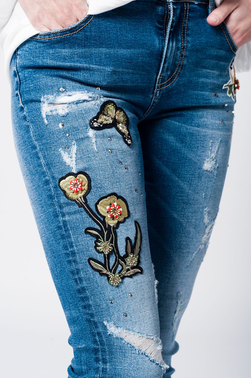 Mom jeans con le patch ricamate e strappi