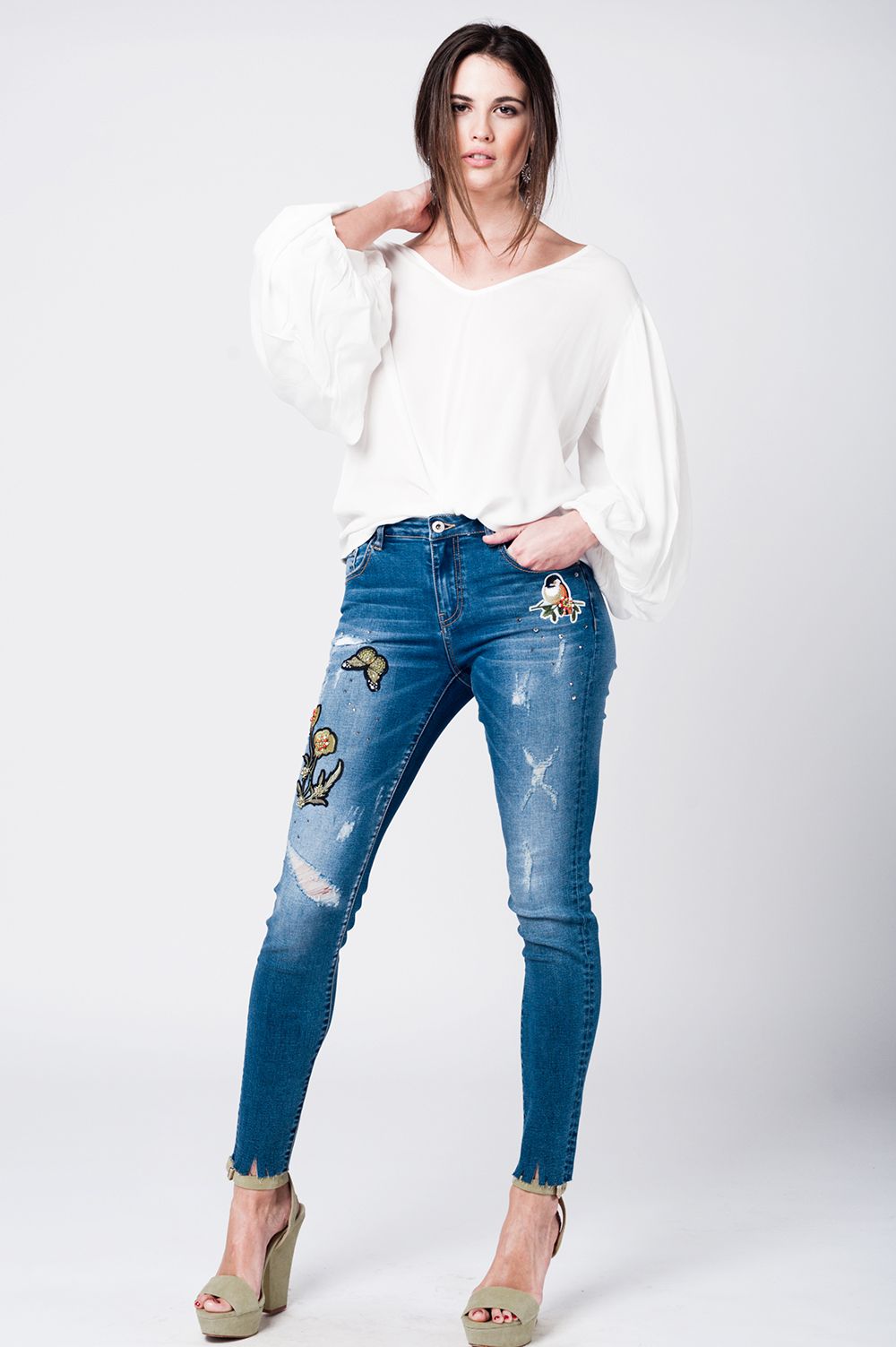 Mom jeans con le patch ricamate e strappi