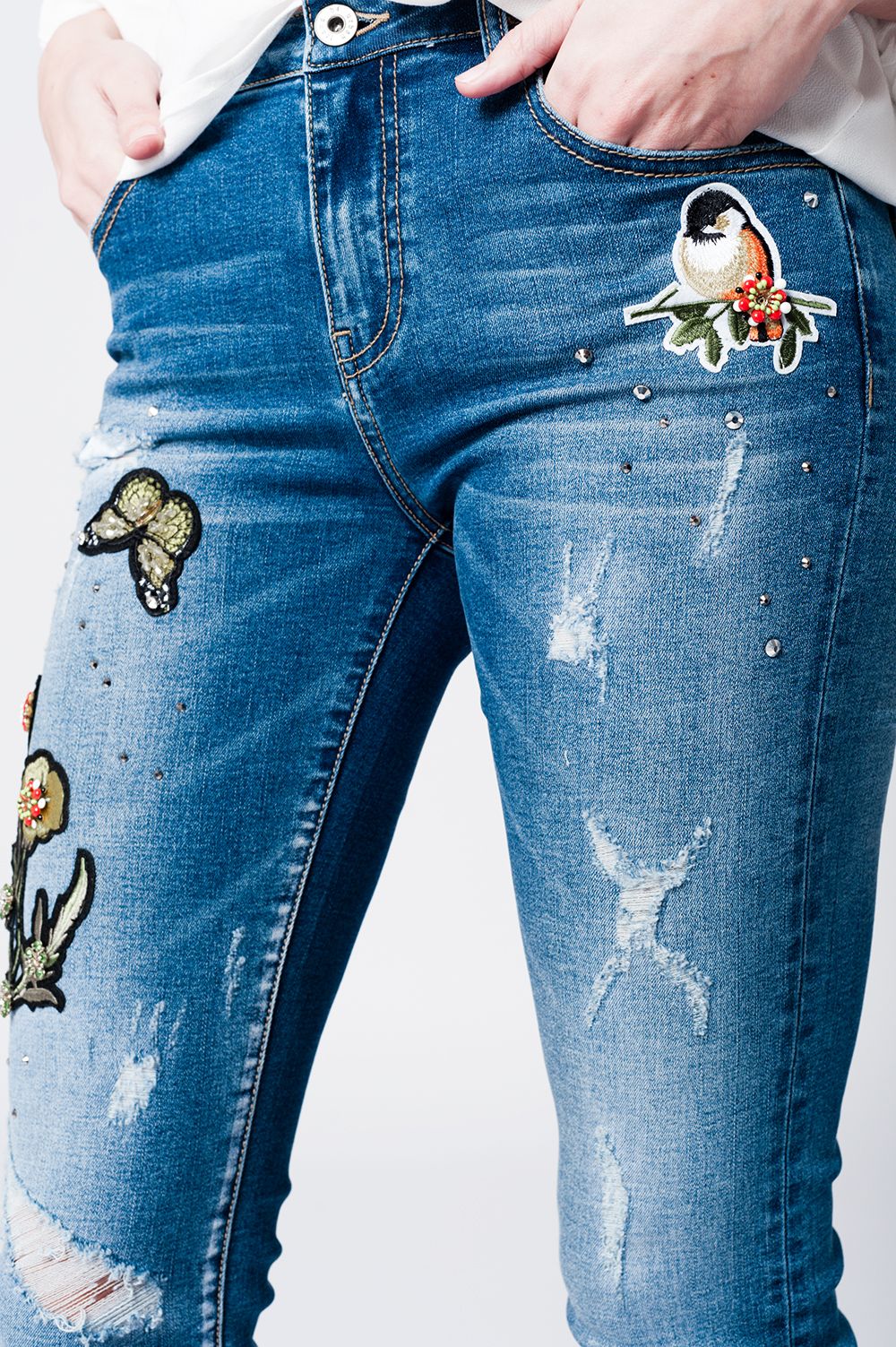 Mom jeans con le patch ricamate e strappi