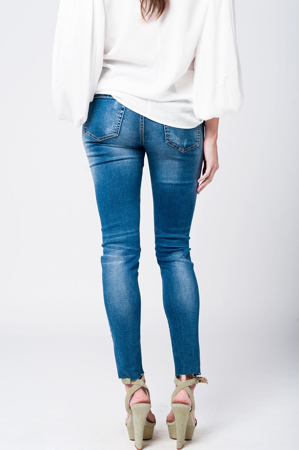 Mom jeans con le patch ricamate e strappi